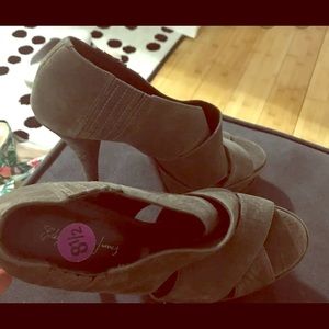 Green high heels sandals